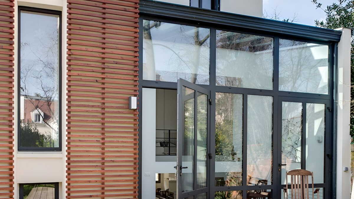 d&eacute;couvrez les travaux essentiels pour r&eacute;nover votre maison efficacement. guide complet pour transformer votre habitat en toute s&eacute;r&eacute;nit&eacute;.